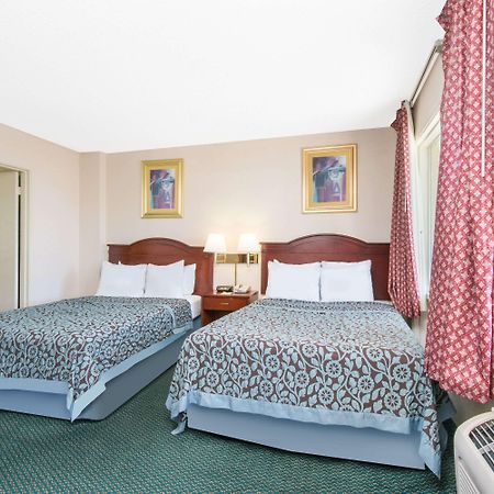 Days Inn & Suites By Wyndham Wichita East Bagian luar foto