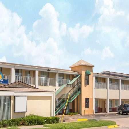 Days Inn & Suites By Wyndham Wichita East Bagian luar foto