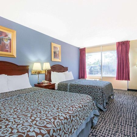 Days Inn & Suites By Wyndham Wichita East Bagian luar foto