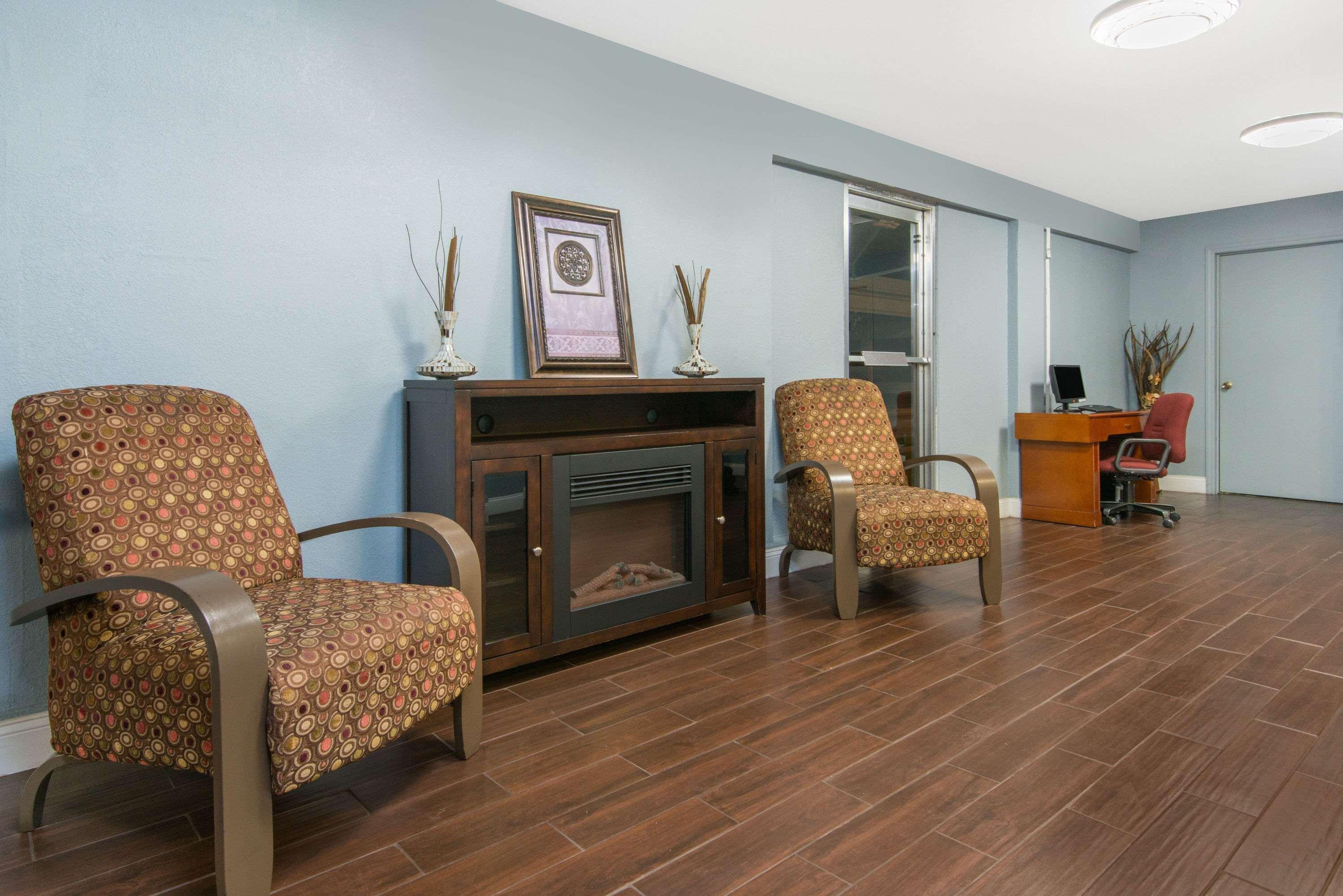 Days Inn & Suites By Wyndham Wichita East Bagian luar foto