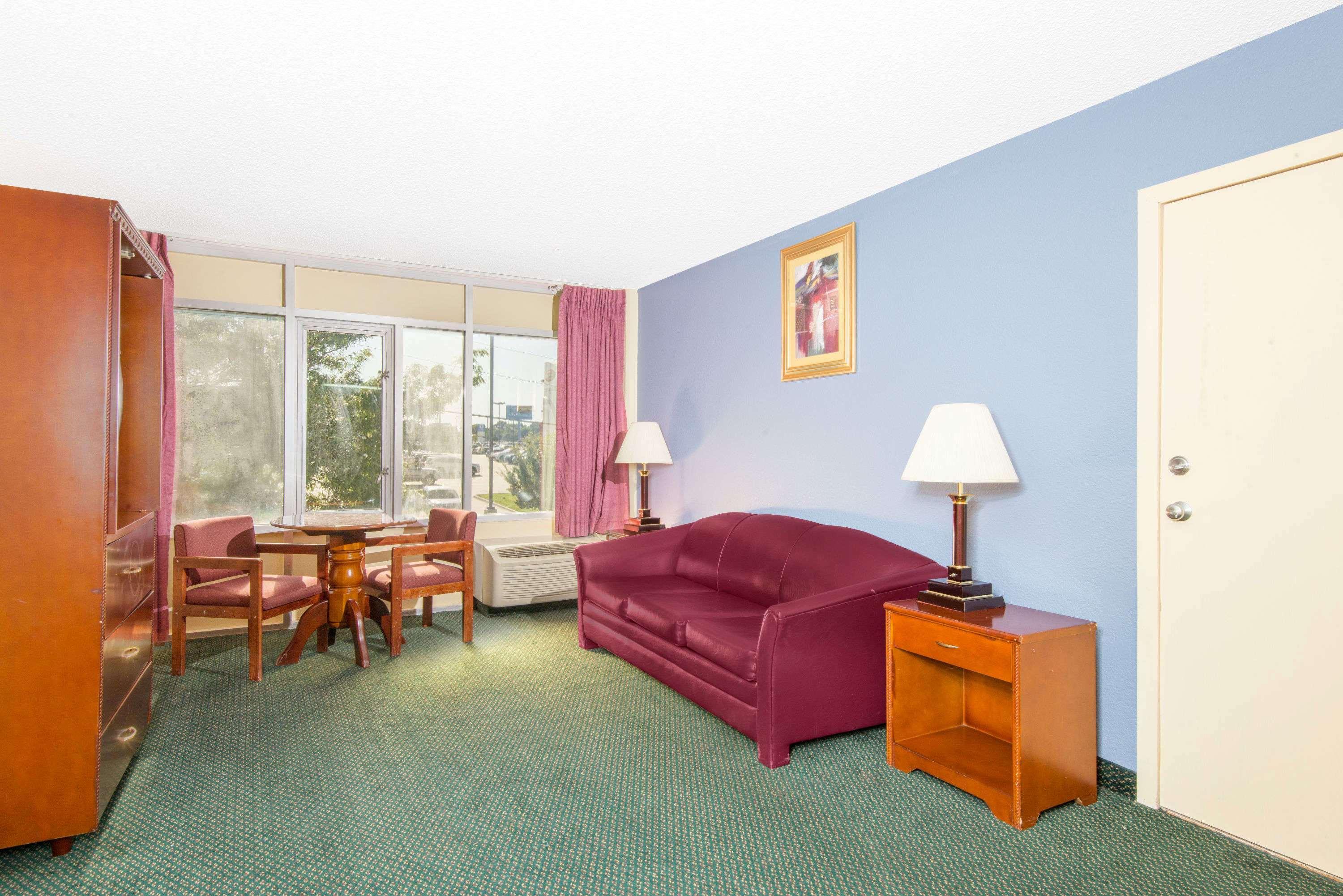 Days Inn & Suites By Wyndham Wichita East Bagian luar foto