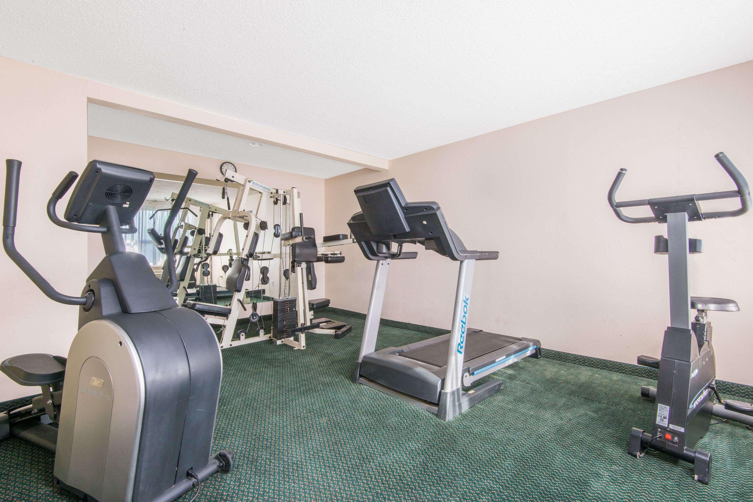 Days Inn & Suites By Wyndham Wichita East Bagian luar foto