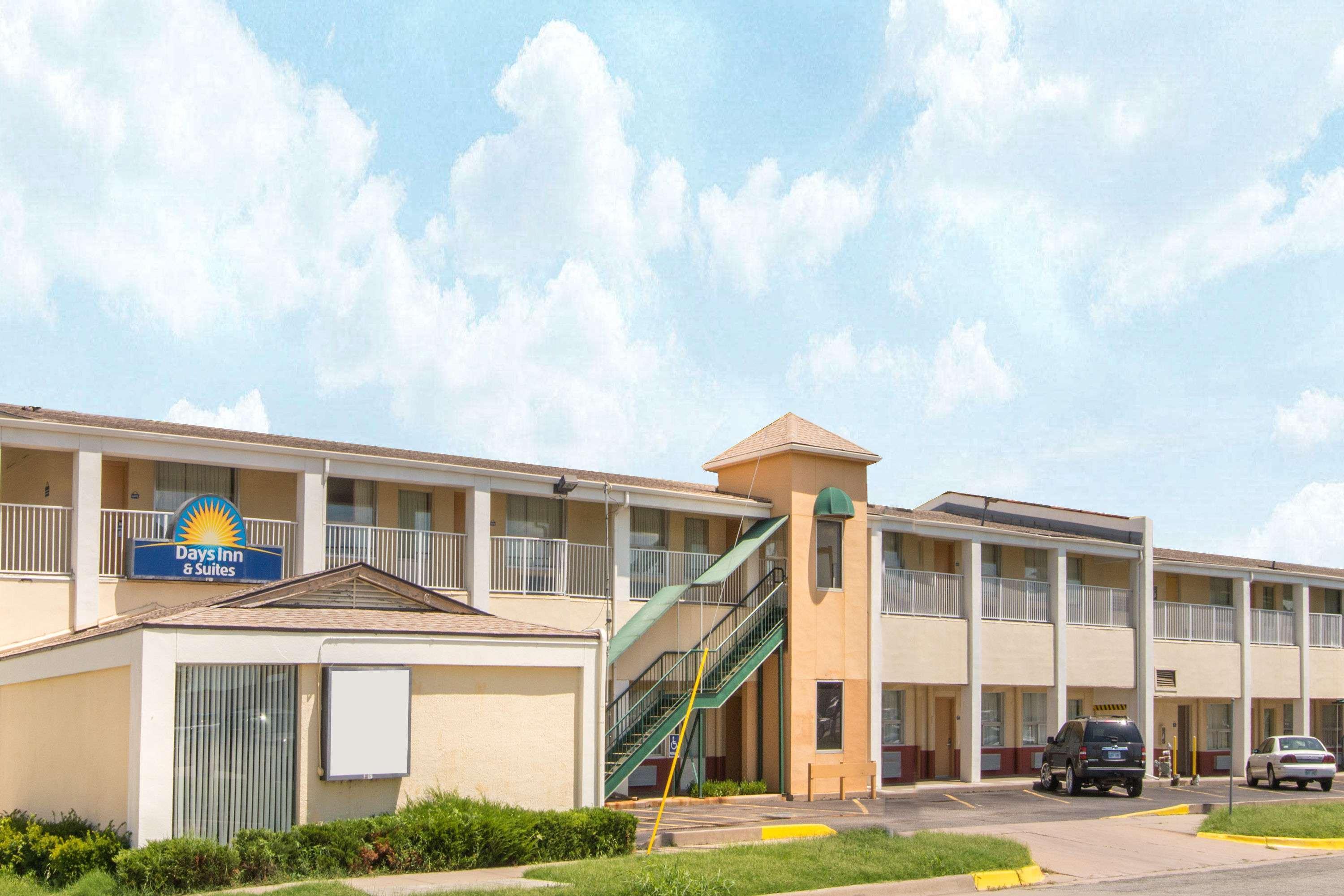 Days Inn & Suites By Wyndham Wichita East Bagian luar foto