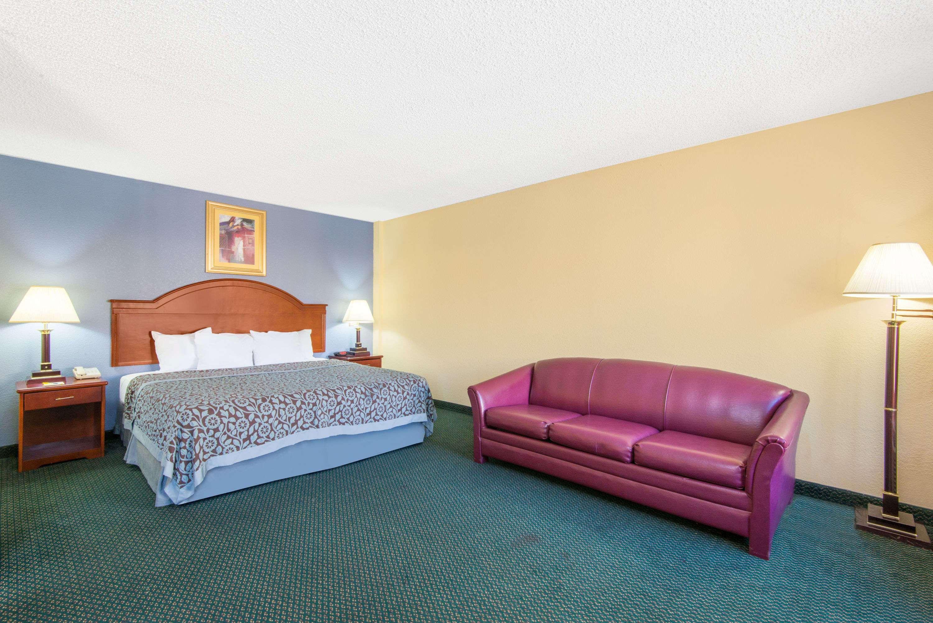 Days Inn & Suites By Wyndham Wichita East Bagian luar foto
