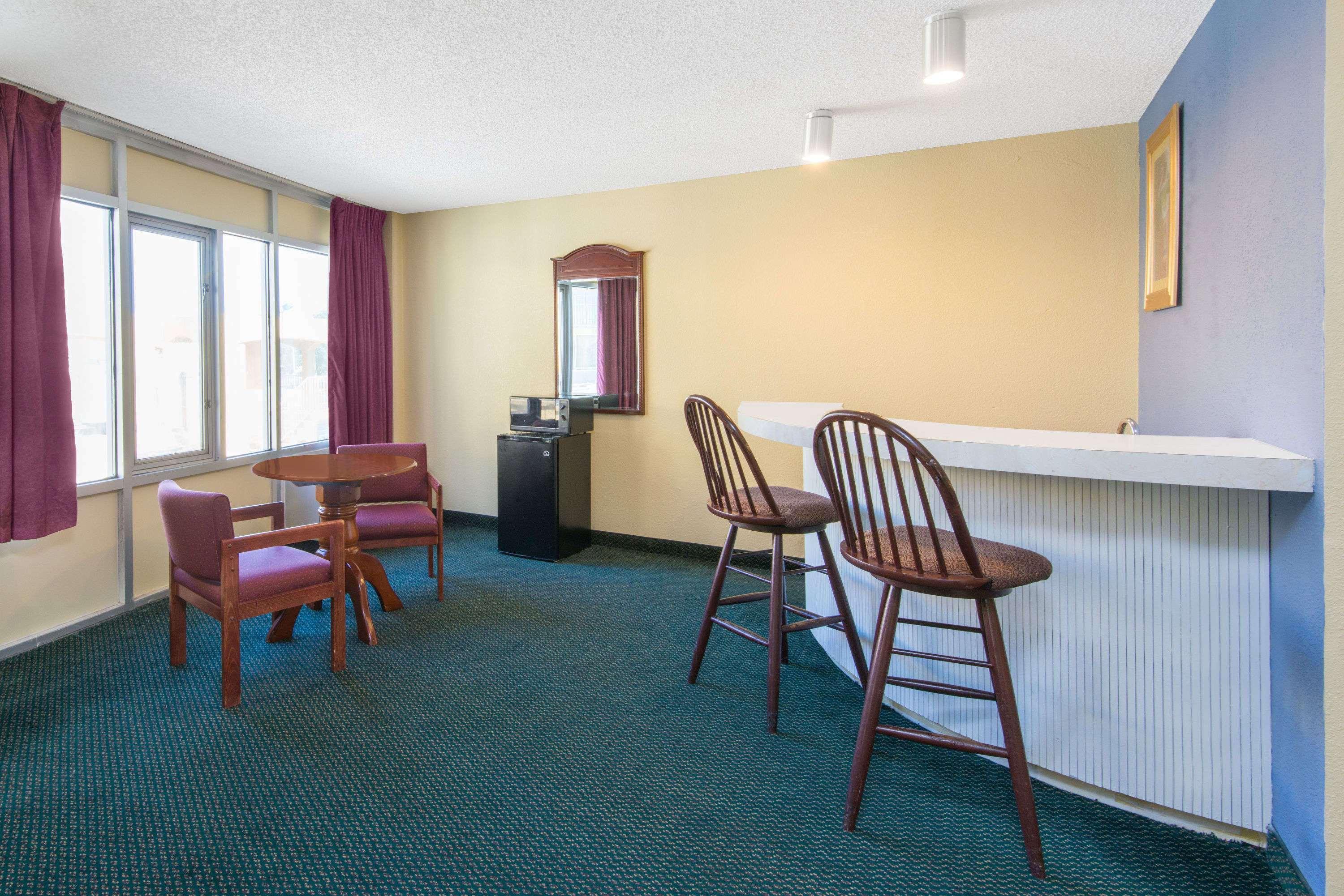 Days Inn & Suites By Wyndham Wichita East Bagian luar foto