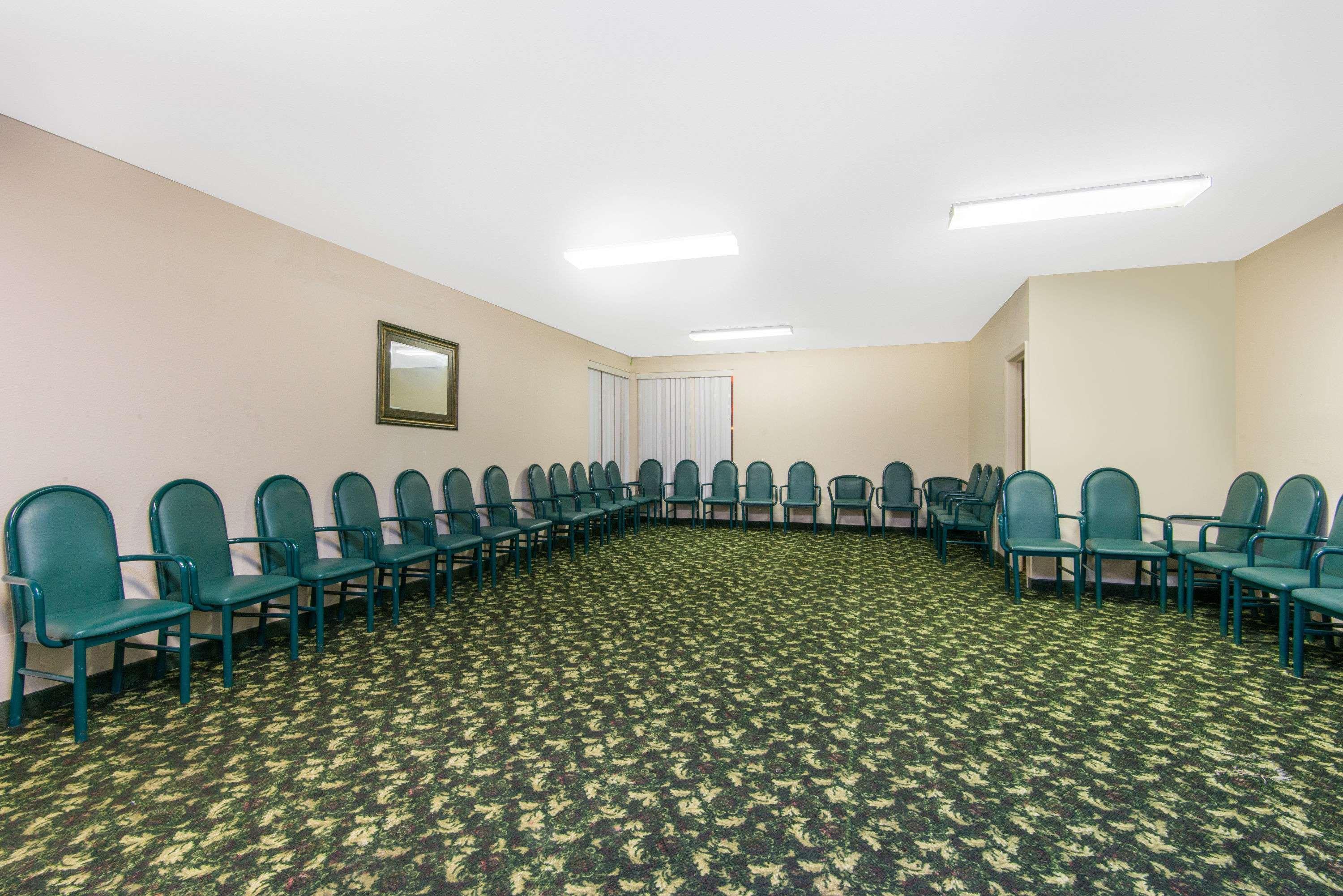 Days Inn & Suites By Wyndham Wichita East Bagian luar foto