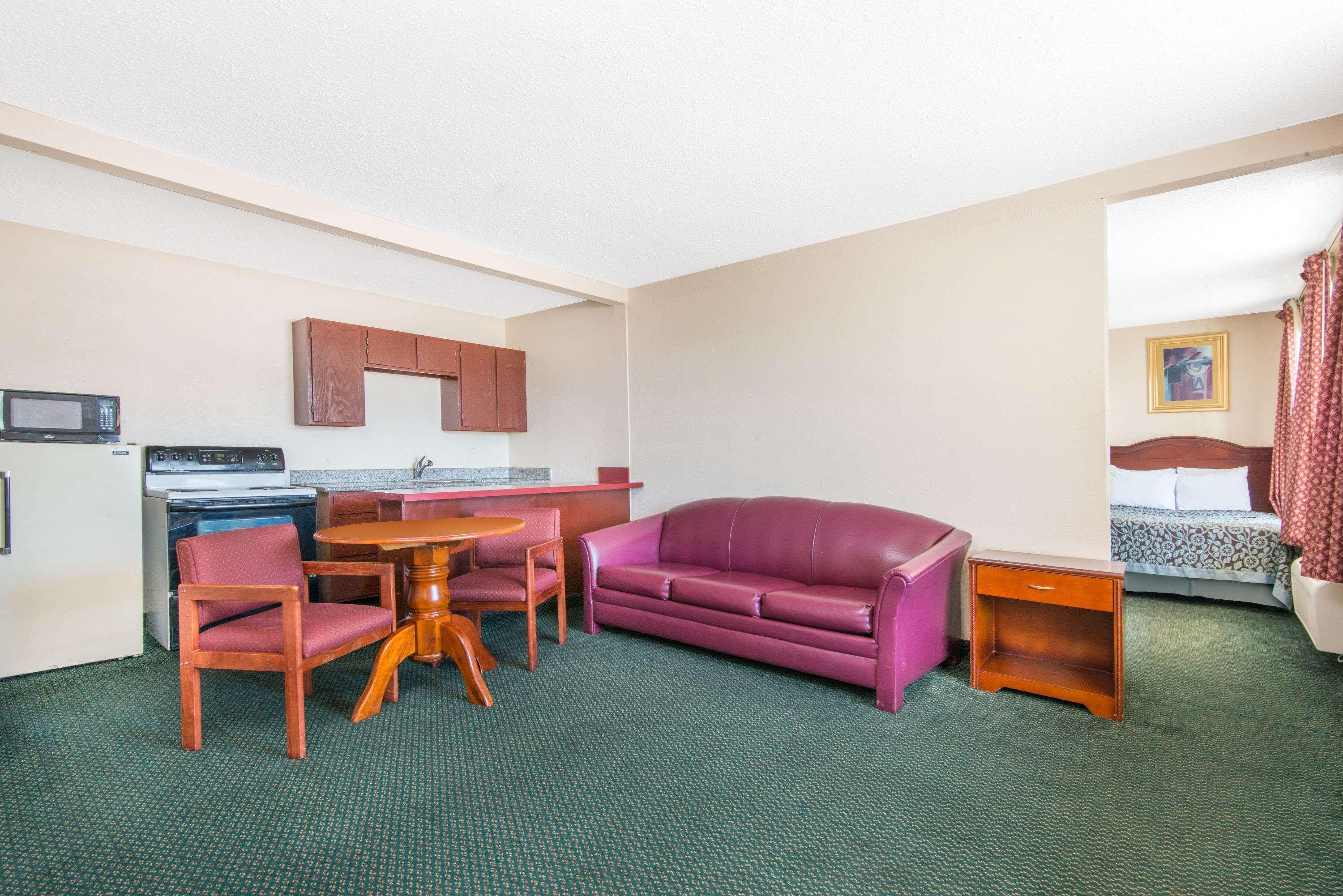 Days Inn & Suites By Wyndham Wichita East Bagian luar foto