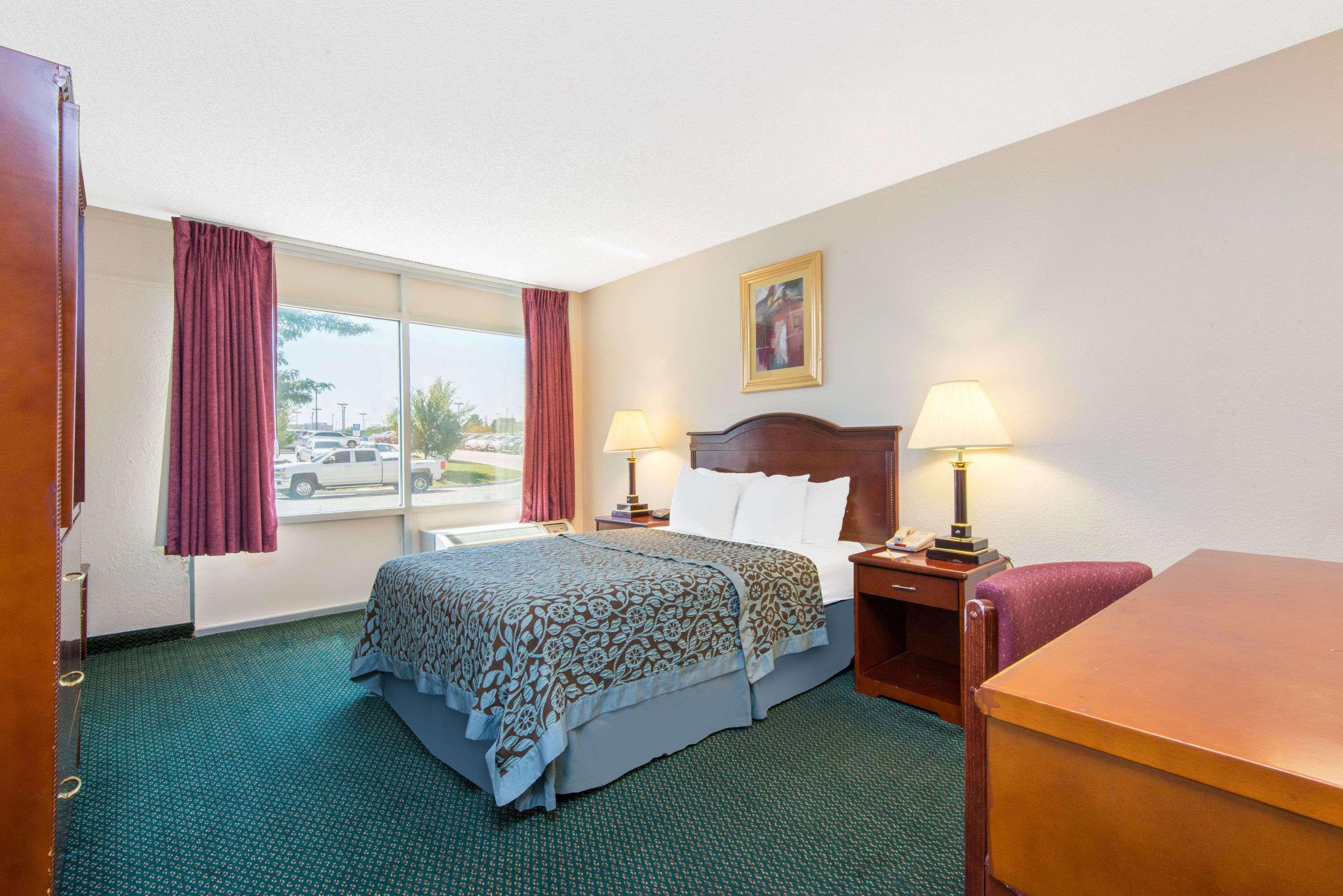 Days Inn & Suites By Wyndham Wichita East Bagian luar foto