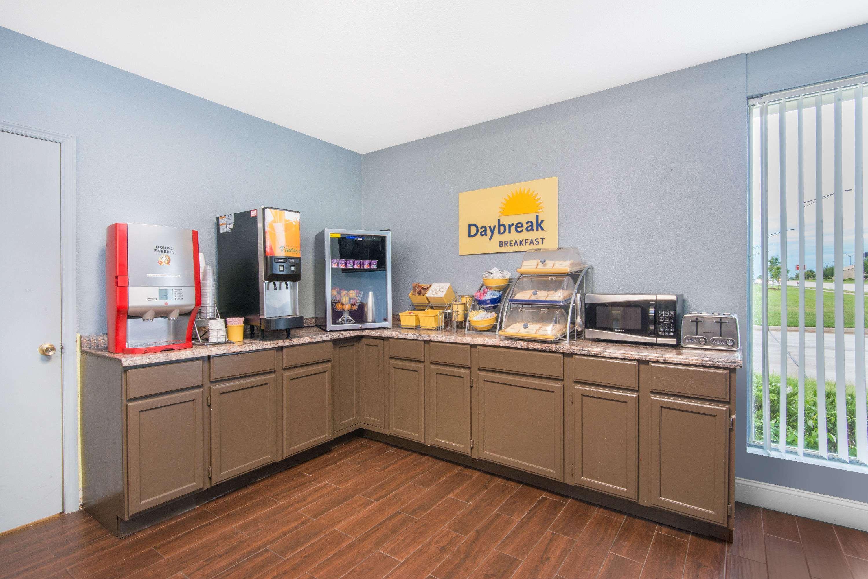 Days Inn & Suites By Wyndham Wichita East Bagian luar foto