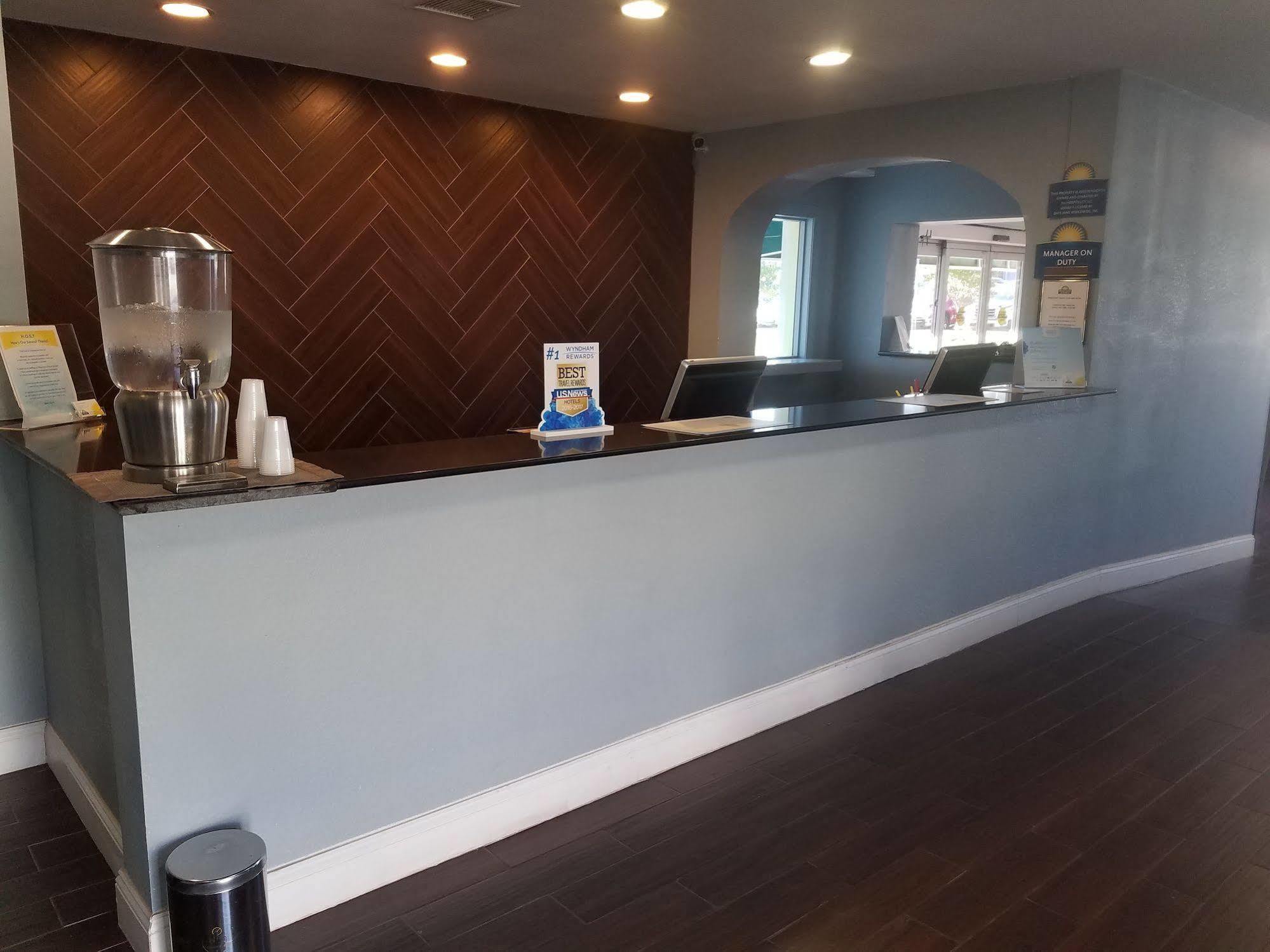 Days Inn & Suites By Wyndham Wichita East Bagian luar foto