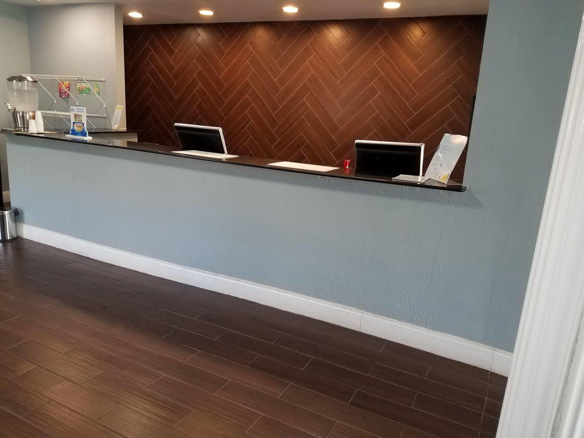Days Inn & Suites By Wyndham Wichita East Bagian luar foto