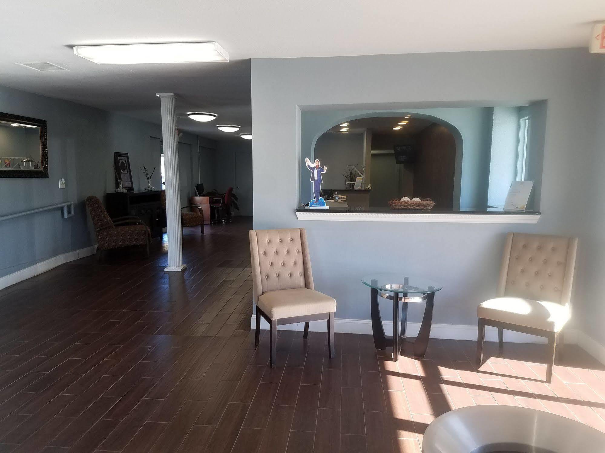 Days Inn & Suites By Wyndham Wichita East Bagian luar foto