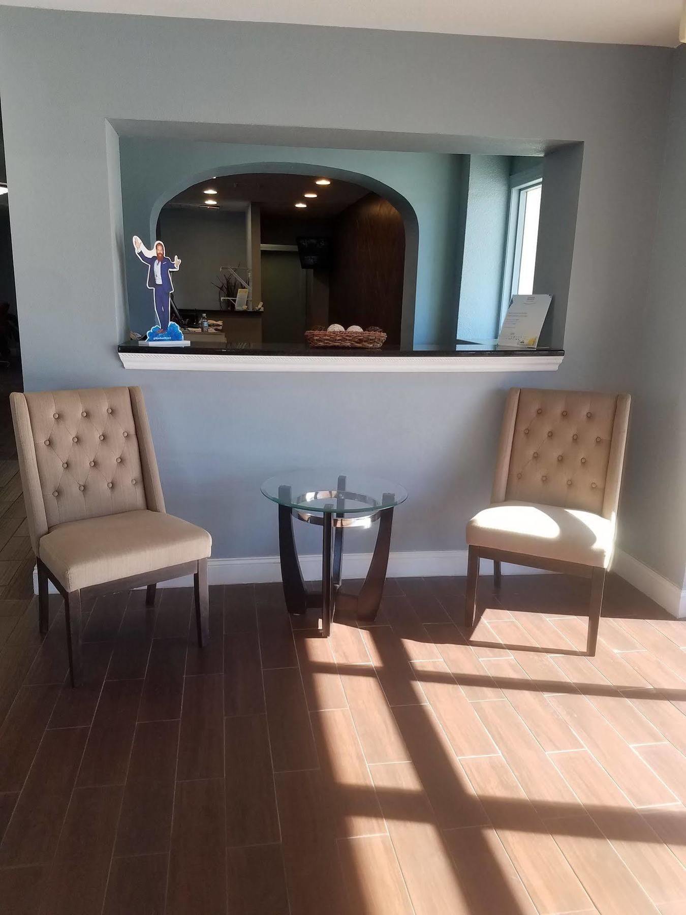 Days Inn & Suites By Wyndham Wichita East Bagian luar foto