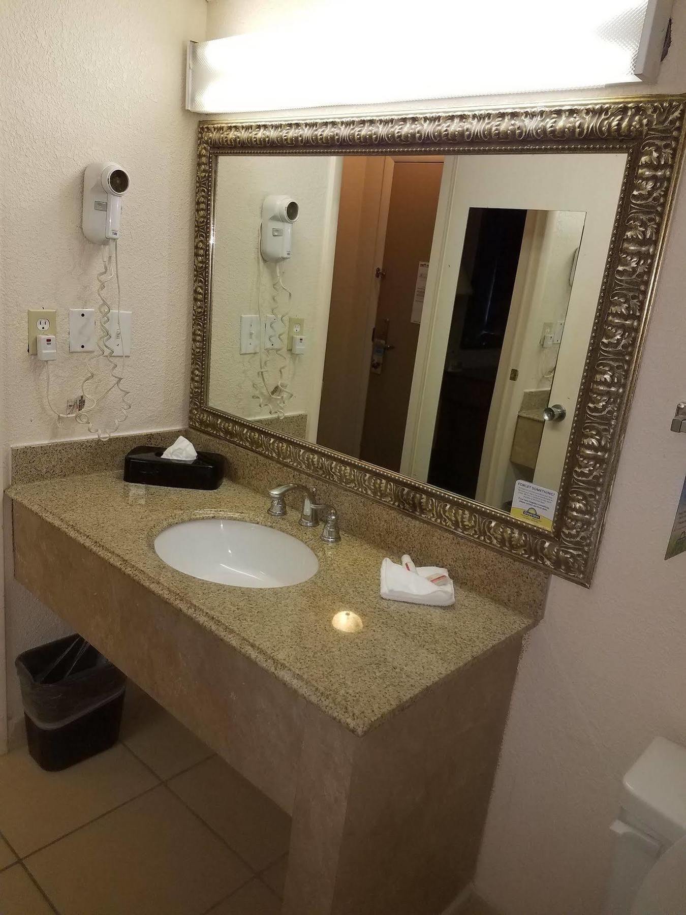 Days Inn & Suites By Wyndham Wichita East Bagian luar foto