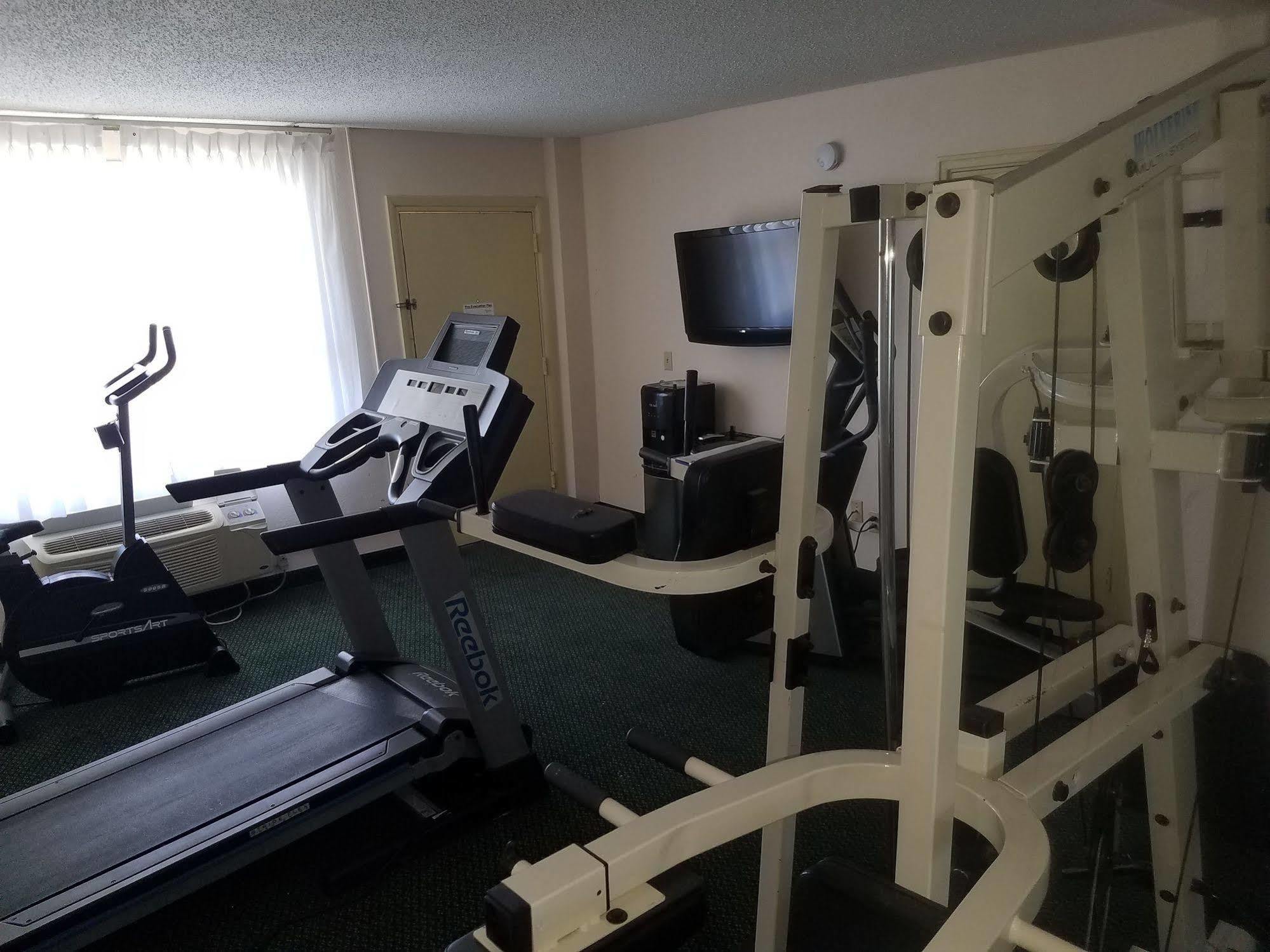 Days Inn & Suites By Wyndham Wichita East Bagian luar foto
