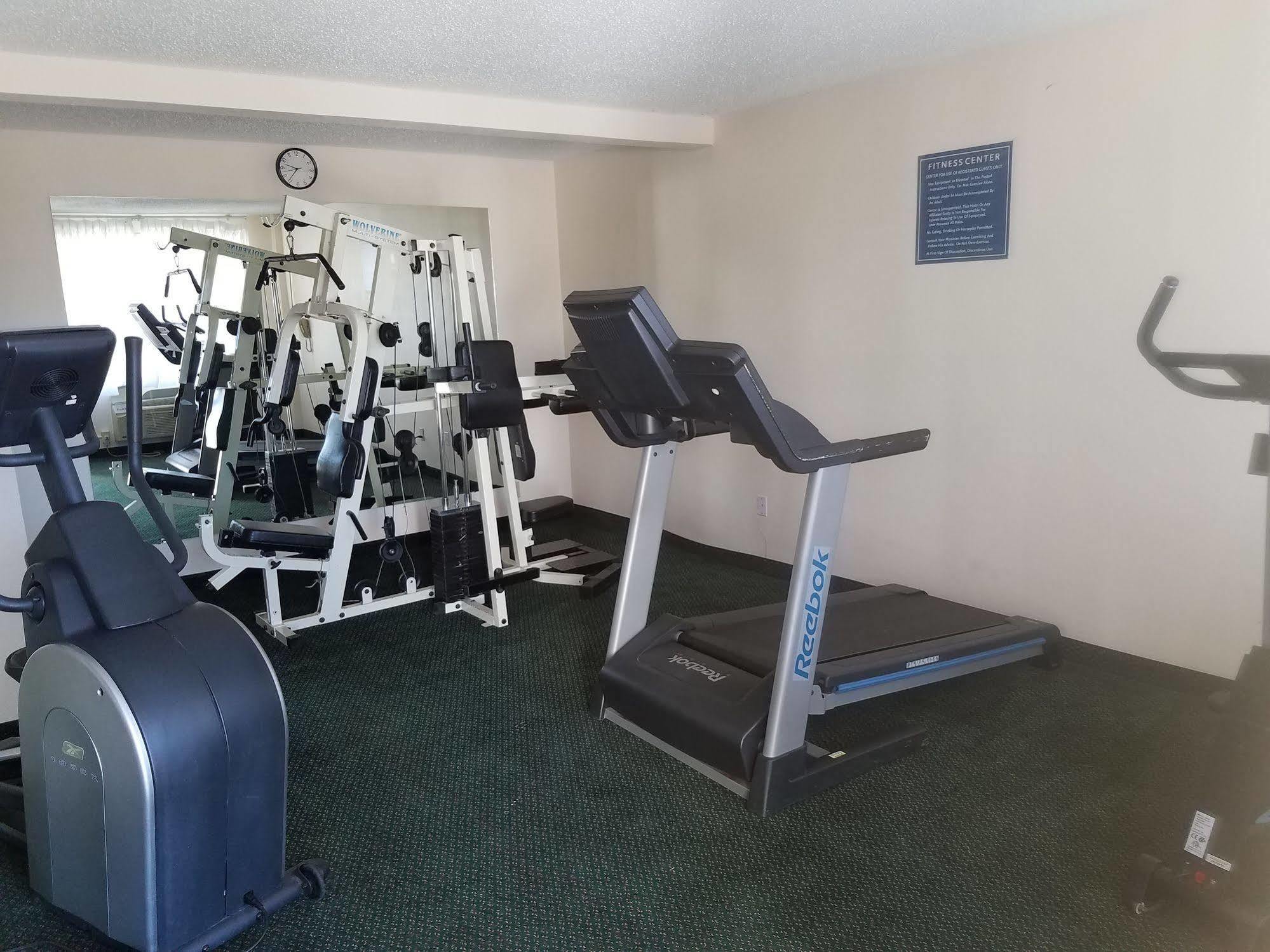 Days Inn & Suites By Wyndham Wichita East Bagian luar foto