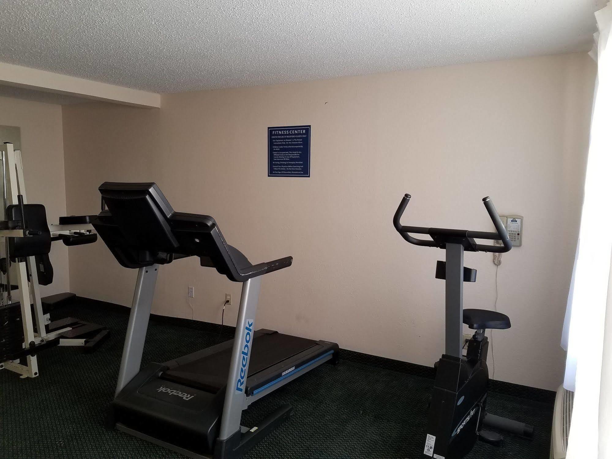 Days Inn & Suites By Wyndham Wichita East Bagian luar foto