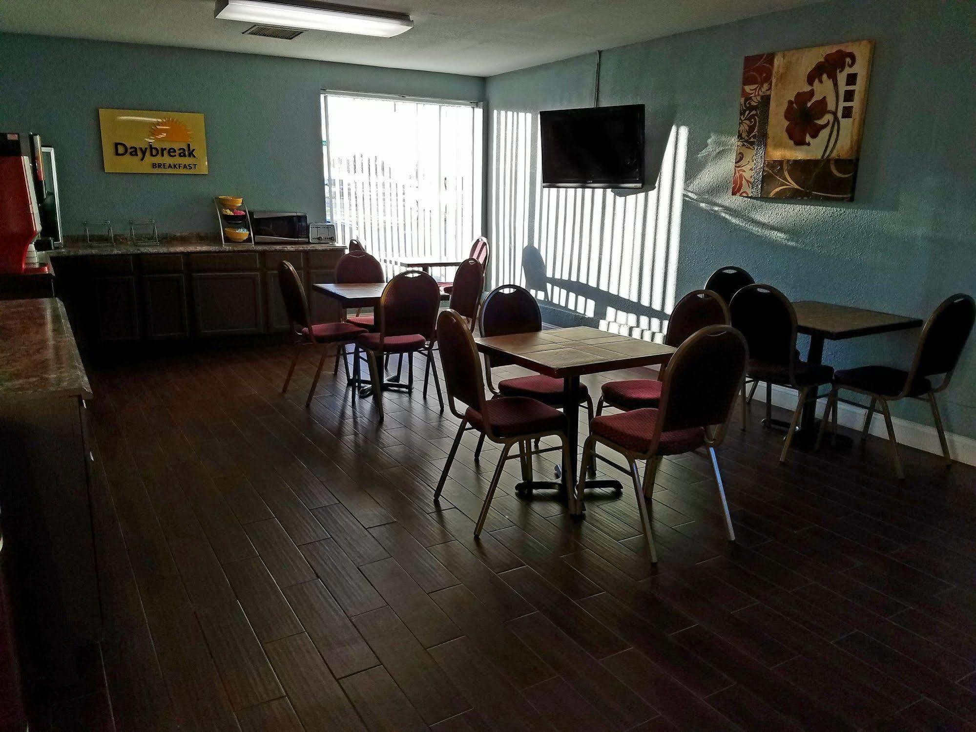 Days Inn & Suites By Wyndham Wichita East Bagian luar foto