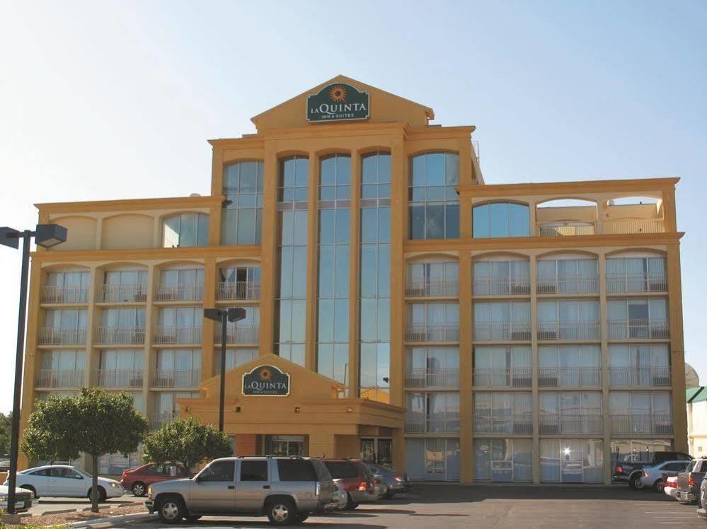 Days Inn & Suites By Wyndham Wichita East Bagian luar foto