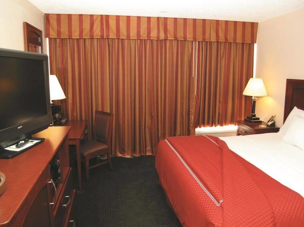 Days Inn & Suites By Wyndham Wichita East Bagian luar foto