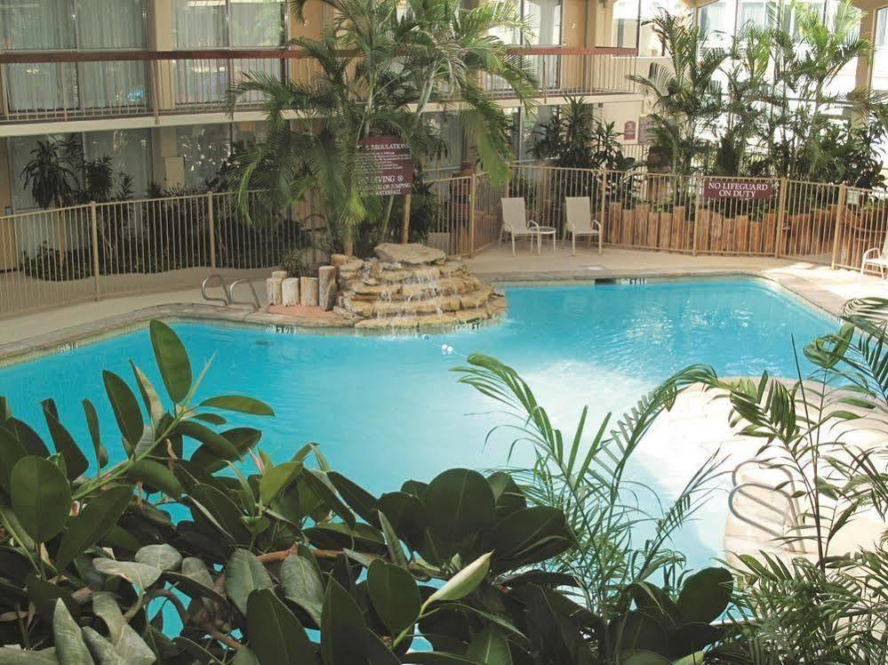 Days Inn & Suites By Wyndham Wichita East Bagian luar foto
