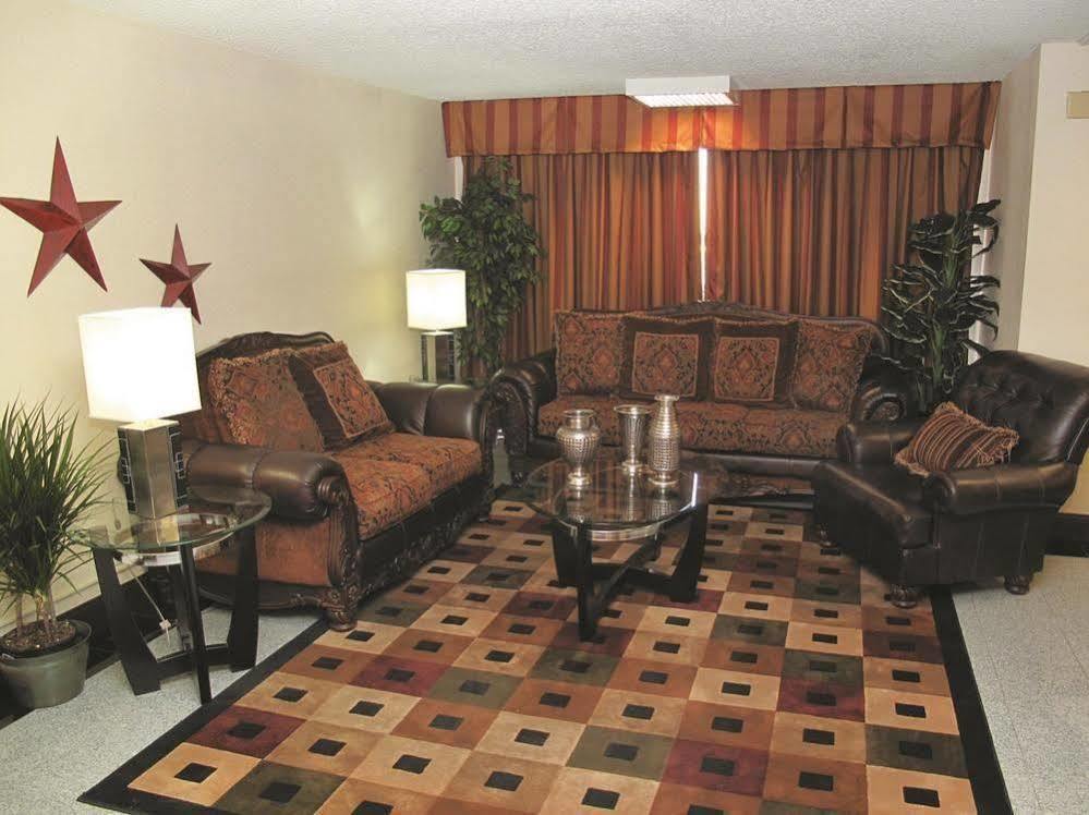 Days Inn & Suites By Wyndham Wichita East Bagian luar foto