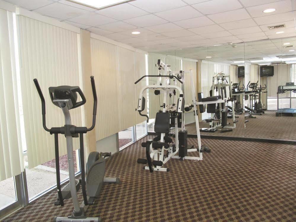 Days Inn & Suites By Wyndham Wichita East Bagian luar foto